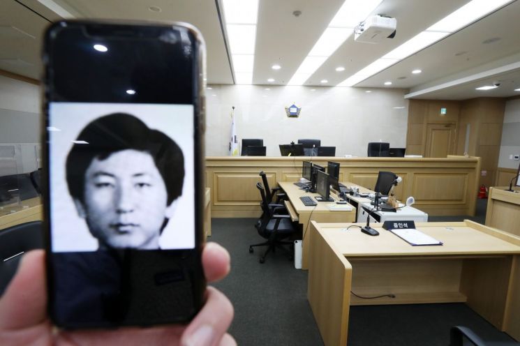 이춘재 연쇄살인 8차 사건 재심 재판의 증인으로 채택된 이춘재(56)가 2일 오후 법정에 출석했다. 사진은 이춘재가 출석해 증언한 법정 모습. [이미지출처=연합뉴스]