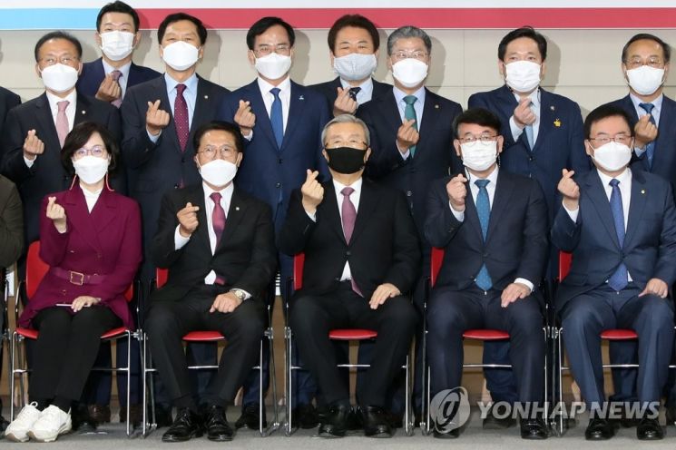 김종인 국민의힘 비상대책위원장(앞줄 가운데)과 호남동행 의원들이 3일 오전 광주시의회 대회의실에서 광주 기초단체장과 정책협의회를 하기 앞서 기념촬영을 위해 '손가락 하트'를 하고 있다./사진=연합뉴스