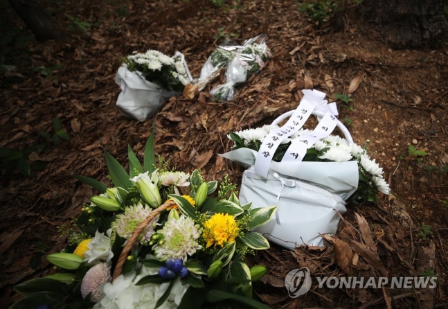 화성 실종 초등생 유류품 발견 장소에 놓인 꽃 [이미지출처=연합뉴스]
