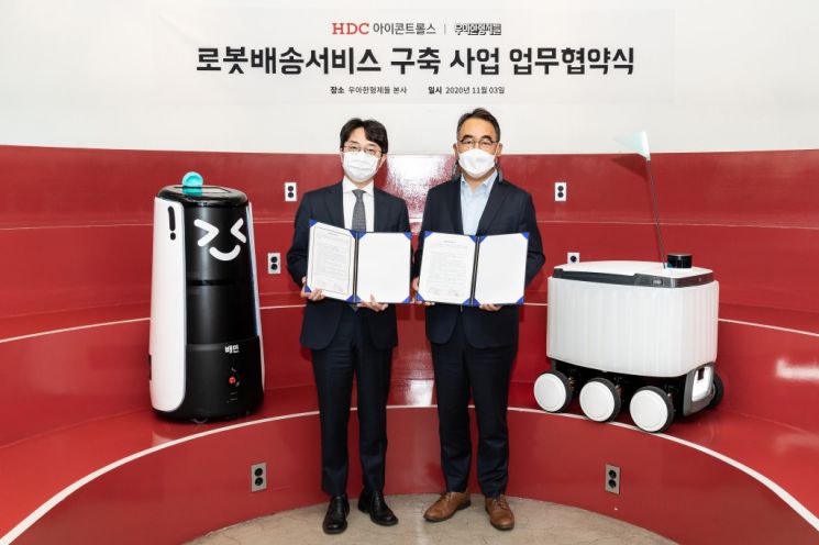 김범준 우아한형제들 대표(왼쪽)과 김성은 HDC아이컨트롤스 대표가 업무협약을 체결하고 있다.
