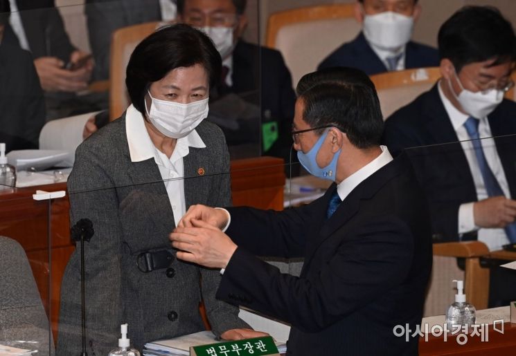 정성호 국회 예결위원장과 추미애 법무부 장관이 지난 4일 국회에서 열린 예산결산특별위원회 전체회의에서 이야기를 나누고 있다./윤동주 기자 doso7@
