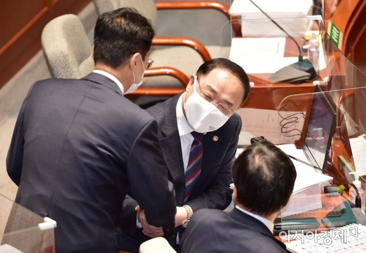 靑, 홍남기 사의반려 '막전막후'…꺼지지 않는 개각의 불씨 