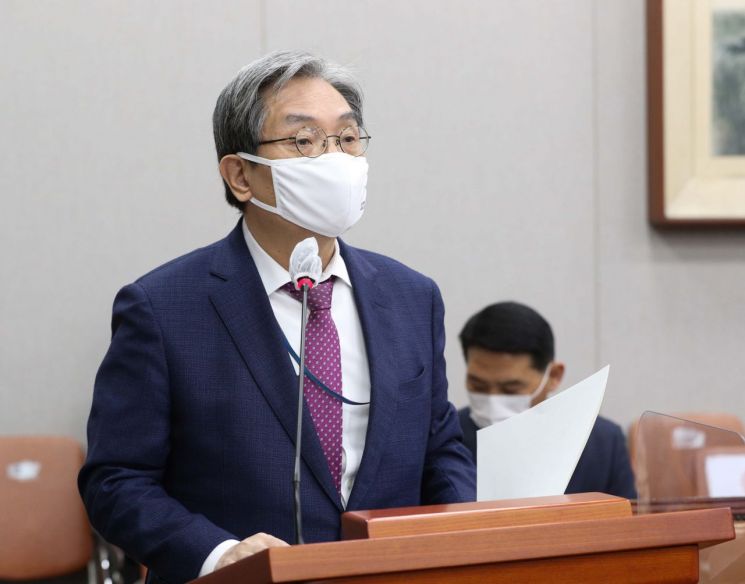 노영민 대통령 비서실장이 4일 국회운영위원회의에서 열린 대통령비서실ㆍ국가안보실ㆍ대통령경호처에 대한 국정감사에서 업무보고를 하고 있다. [이미지출처=연합뉴스]