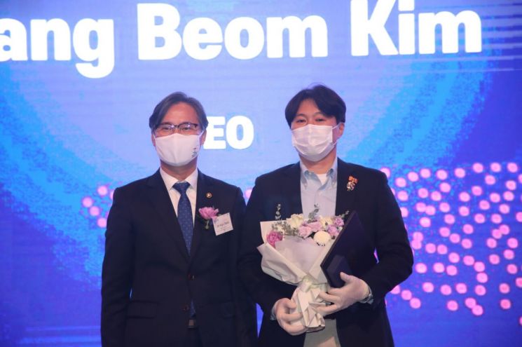 Sangbeom Kim, CEO of Encar.com, Receives Presidential Citation at '2020 Foreign Companies Day'