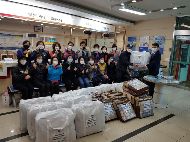 [포토] 조선대 신협, 교내 환경미화원에게 방한용품 전달