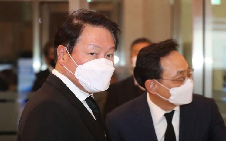 최태원 SK 회장이 26일 오후 고(故) 이건희 삼성그룹 회장 빈소가 마련된 서울 강남구 서울삼성병원 장례식장에 들어서고 있다. [이미지출처=연합뉴스]