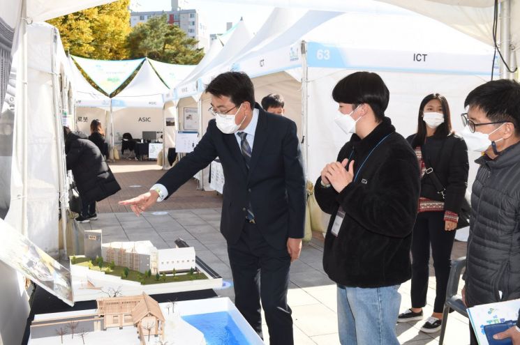 [포토]오승록 노원구청장 '노원일자리박람회' '창업지역경제한마당' 방문
