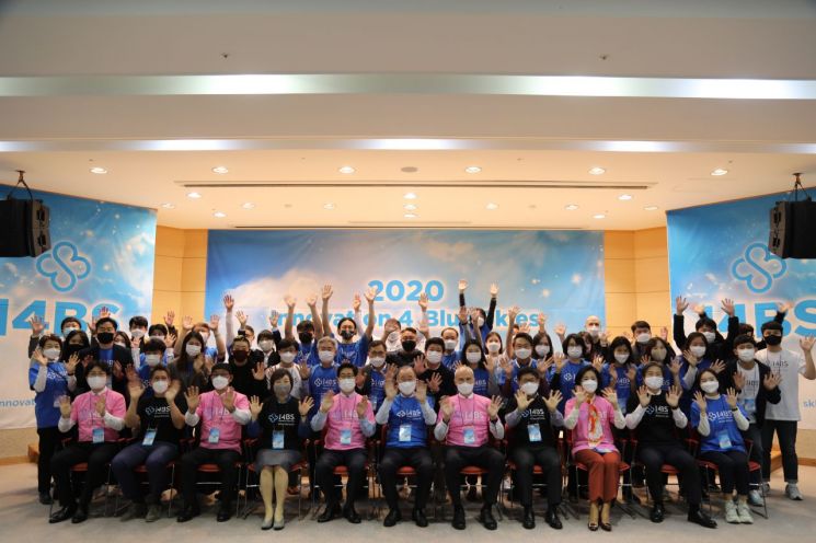 지난 2~4일 대전에서 열린 디자인사고 경연대회 참석자들이 단체사진을 찍고 있다. 사진=중소벤처기업부