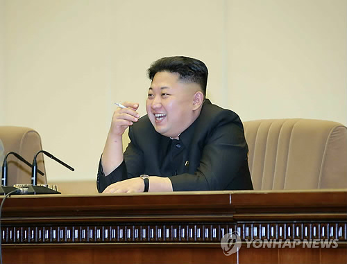 공개석상에서 흡연하는 모습을 자주 보여온 김정은 북한 국무위원장