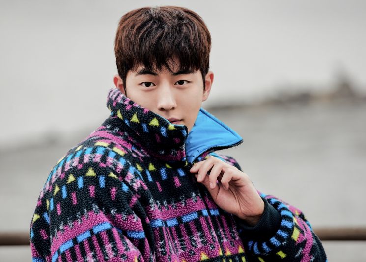 올 겨울엔 뒤집어 입는 게 대세…신세계百, 컬럼비아와 '리버시블 재킷' 선보여