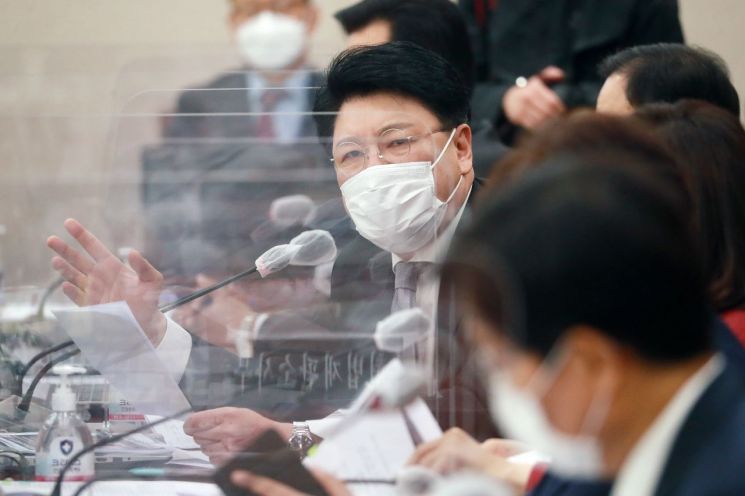 장제원 국민의힘 의원이 지난달 26일 오전 서울 여의도 국회에서 열린 법제사법위원회의 법무부, 대법원, 감사원, 헌법재판소, 법제처 종합감사에서 질의하고 있다./사진=연합뉴스