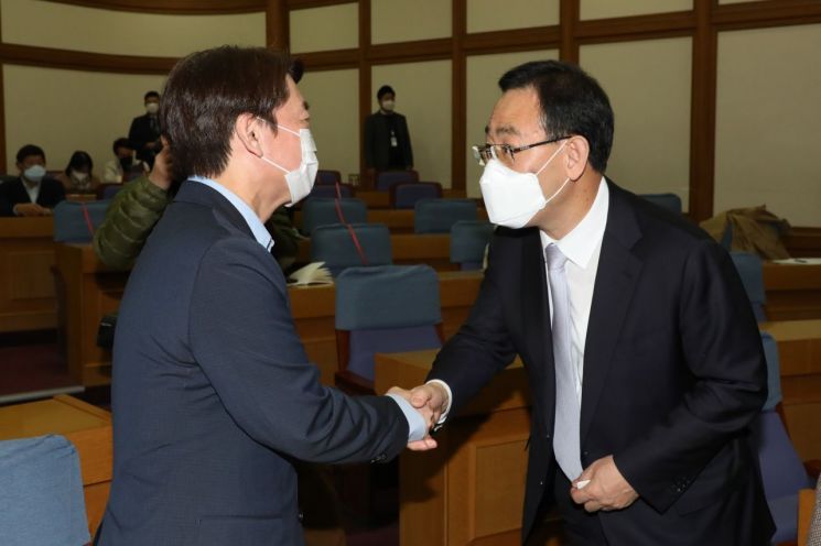 주호영 국민의힘 원내대표(오른쪽)와 국민의당 안철수 대표가 4일 국회 의원회관에서 최연숙.서정숙 의원실 주최로 열린 '코로나19 경험과 극복' 정책토론회에서 인사하고 있다. [이미지출처=연합뉴스]