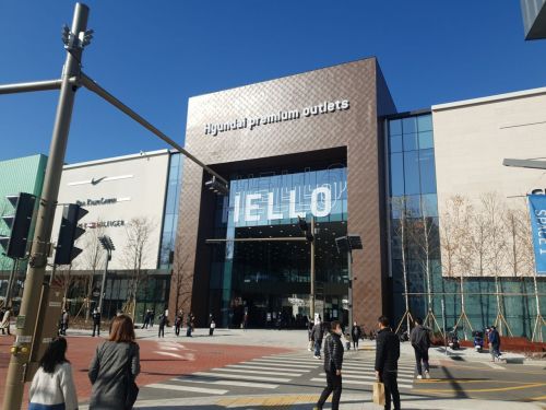 지난 4일 남양주 다신도시에 프리오픈 형식으로 문을 연 '현대프리미엄아울렛 스페이스원'. 스페이스원은 영업면적 6만2393㎡(약 1만8874평) 규모로 문화·예술을 결합한 갤러리형 매장으로 지어졌다.