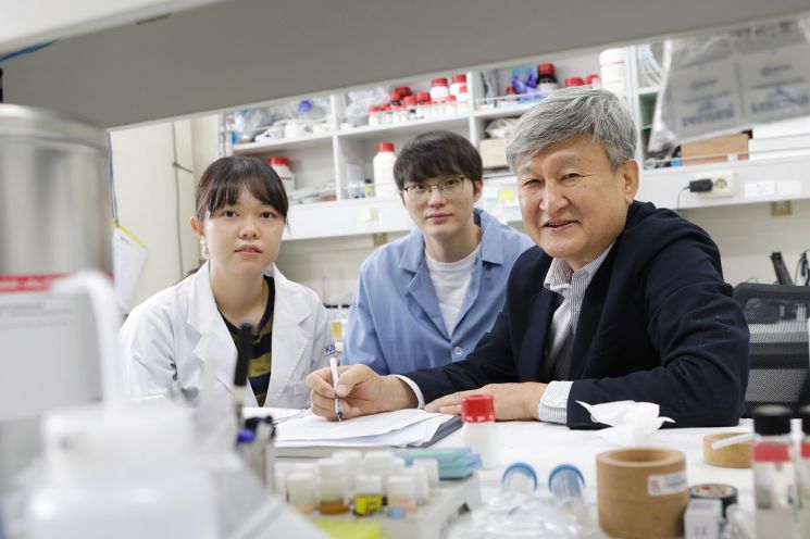 KAIST 유효정 박사과정(왼쪽부터), 곽병은 석박사통합과정, 김도현 교수