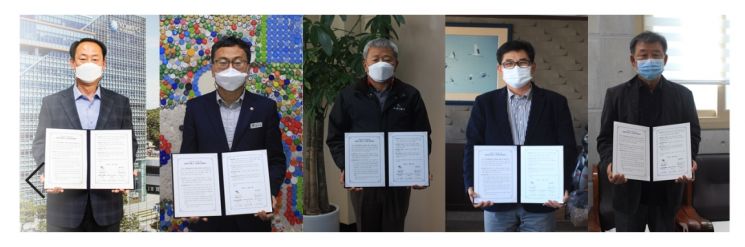 5일 비대면으로 진행된 상생형 온실가스 감축사업 확대 업무협약을 마치고 관계자들이 기념촬영을 하고 있다.(왼쪽부터 임오식 한국중부발전 발전환경처장, 엄진섭 경기도 환경국장, 조창섭 경기섬유산업연합회 회장, 이민형 한국아스콘공업협동조합 회장, 이학수 JG코퍼레이션 사장)