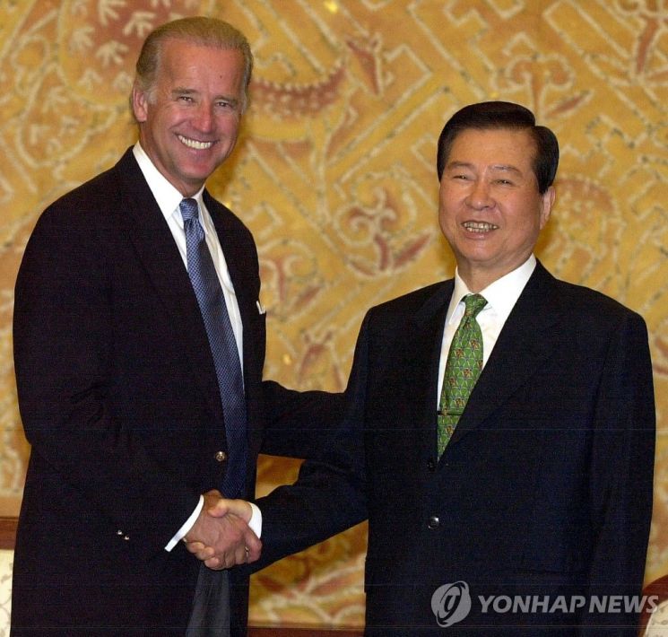 바이든 후보(왼쪽)가 지난 2001년 8월 미 상원 외교위원장이던 당시 김대중 전 대통령과 만나 접견하고 있는 모습. / 사진=연합뉴스