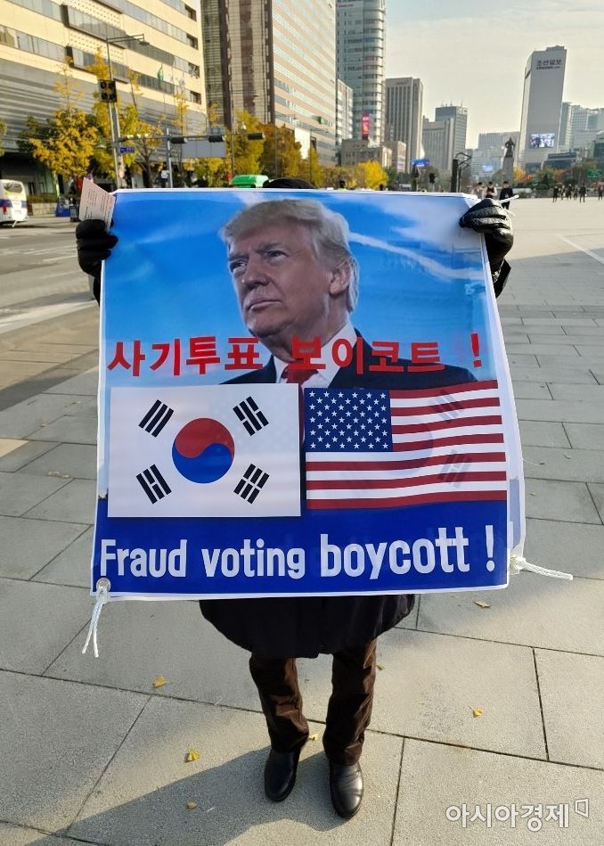 5일 오후 미국대사관 앞 광화문 광장에서 도널드 트럼프 미국 대통령을 지지하는 시민이 재개표를 주장하는 피켓을 들고 1인시위를 펼치고 있다./사진=박준형 인턴기자