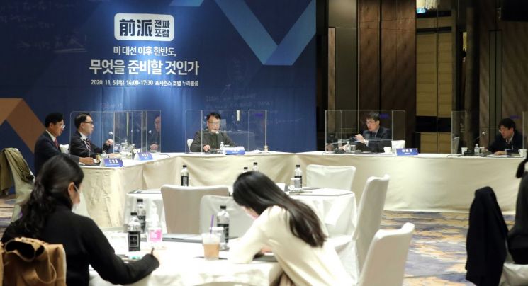 5일 서울 포시즌스호텔에서 '미 대선 이후 한반도, 무엇을 준비할 것인가'란 주제로 연린 전파포럼에서 참석자들이 토론을 벌이고 있다. 왼쪽부터 신범철 한국국가전략연구원 외교안보센터장, 박원곤 한동대 교수, 조동호 이화여대 교수, 이혜정 중앙대 교수, 이정철 숭실대 교수. <사진=연합뉴스>