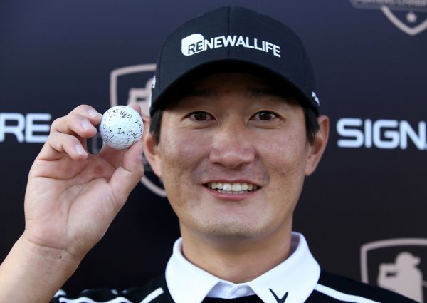 장동규가 LG 시그니처 플레이어스챔피언십 첫날 2번홀에서 홀인원을 터뜨린 뒤 환호하고 있다. 사진=KPGA