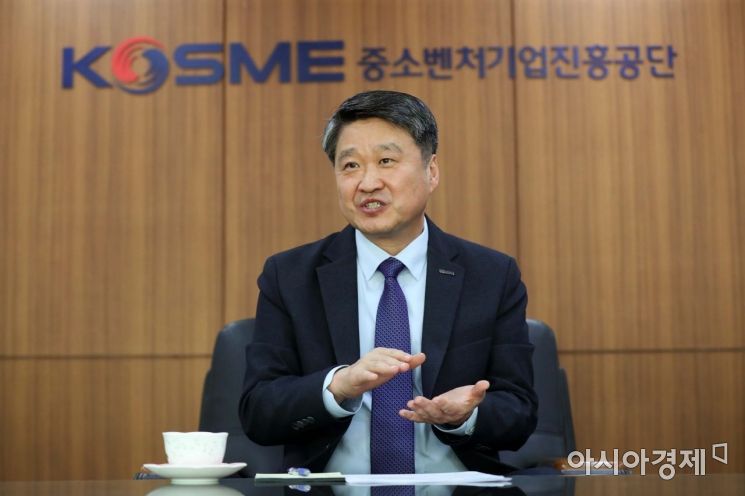 김학도 중소벤처기업진흥공단 이사장이 5일 아시아경제와 인터뷰하고 있다. /문호남 기자 munonam@