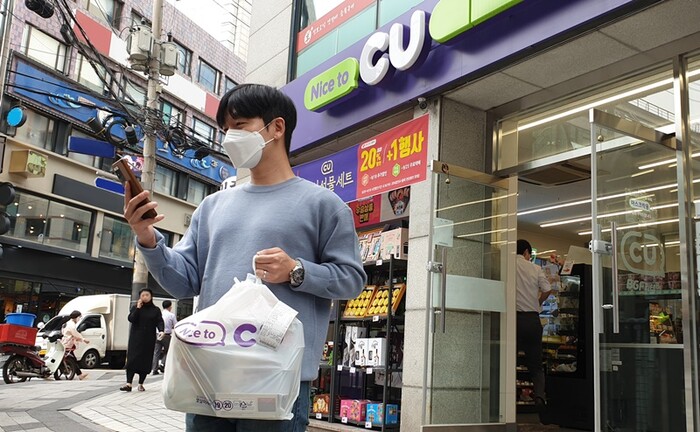 월급으론 힘들어 1.5잡 뛴다…편의점 배달 5만명 뚜벅뚜벅  