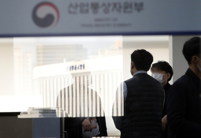 검찰이 '월성 1호기 경제성 평가 조작'과 관련해 산업통상자원부 압수수색에 나선 가운데 5일 정부세종청사 산업통상자원부에서 관계자들이 분주하게 움직이고 있다. [이미지출처=연합뉴스]