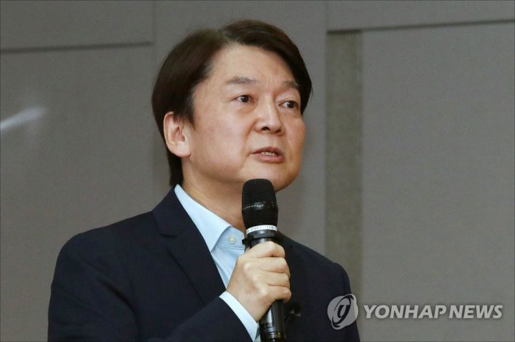 안철수 국민의당  대표가 6일 오전 서울 여의도 국회 의원회관에서 열린 국민미래포럼 세미나 '포스트 코로나 시대, 대한민국의 혁신과제와 미래비전'에 참석, 강연하고 있다. [이미지출처=연합뉴스]