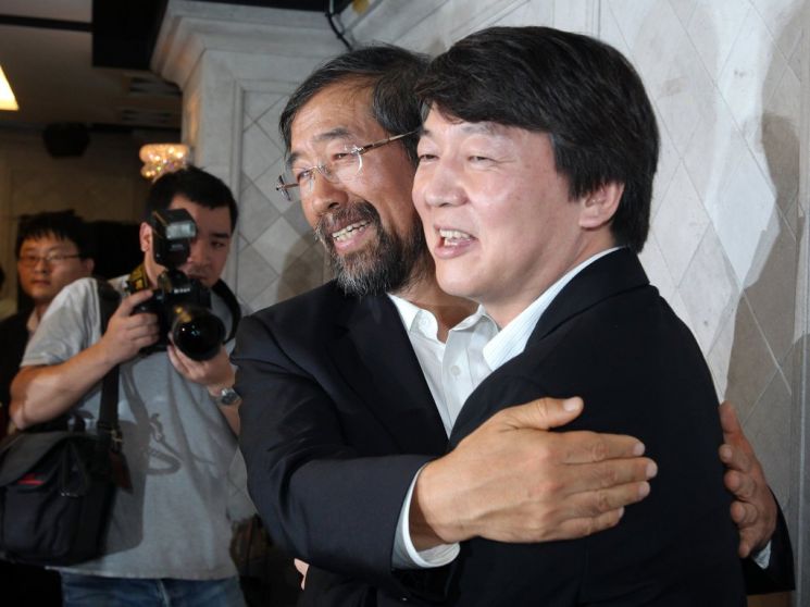 2011년 9월6일 안철수 당시 서울대 융합과학기술 대학원장이 이날 오후 서울 종로구 세종문화회관 수피아홀에서 서울시장 보궐선거 후보 단일화에 관한 입장을 발표한 뒤 당시 박원순 희망제작소 상임이사와 포옹을 하고 있다.