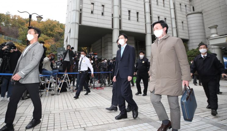 댓글 여론조작 혐의로 재판에 넘겨진 김경수 경남지사가 6일 오후 서울 서초구 서울고등법원에서 열린 항소심 선고공판을 마친 뒤 건물을 나서고 있다. [이미지출처=연합뉴스]