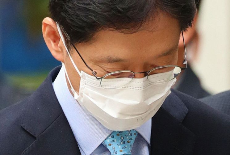 댓글 여론조작 혐의로 재판에 넘겨진 김경수 경남지사가 지난 6일 오후 서울 서초구 서울고등법원에서 열린 항소심 선고공판을 마친 뒤 건물을 나서고 있다. / 사진=연합뉴스