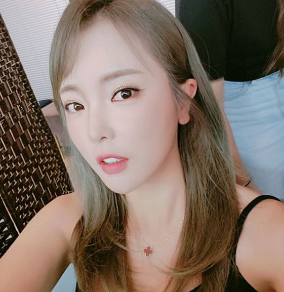 6일 가수 홍진영이 석사 논문 표절 의혹이 불거지자 "석·박사 학위를 반납하겠다"는 입장을 밝혔다. 사진=홍진영 인스타그램 캡처.