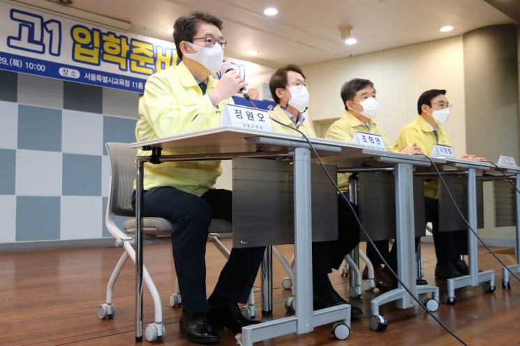 정원오 성동구청장(왼쪽)이 서울시청에서 열린 중1, 고1입학생 대상 입학지원금(30만원) 시행 관련 기자회견에서 취지 등을 설명하고 있다.
