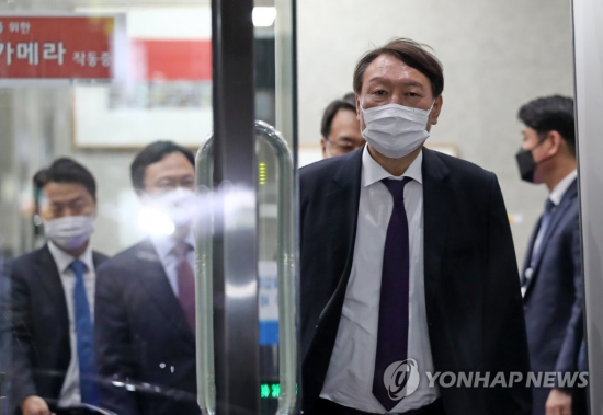 8개월 만에 전국 검찰청 순회 간담회를 재개한 윤석열 검찰총장이 지난달 29일 오후 대전지방검찰청에서 지역 검사들과 간담회를 한 뒤 청사를 떠나고 있다. [이미지출처=연합뉴스]