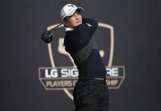 김영수 '1타 차 선두'… 김태훈과 이수민 공동 2위