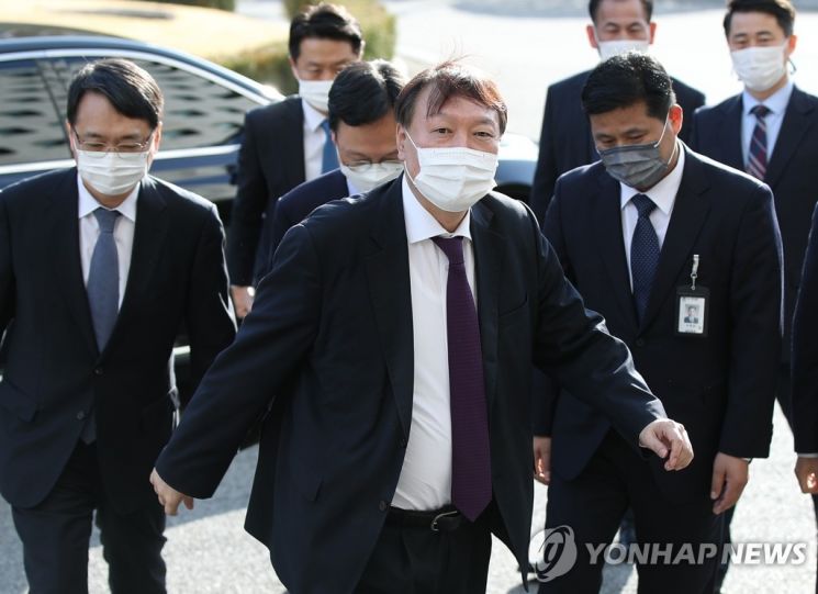 8개월 만에 전국 검찰청 순회 간담회를 재개한 윤석열 검찰총장이 지난달 29일 오후 대전 지역 검사들과의 간담회를 위해 대전지방검찰청 청사에 도착하고 있다. [이미지출처=연합뉴스]
