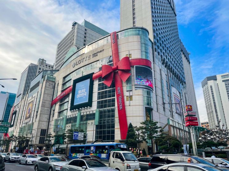 롯데백화점 본점, '선물' 테마로 크리스마스 단장 - 아시아경제 롯데백화점 본점, '선물' 테마로 크리스마스 단장 - 아시아경제
