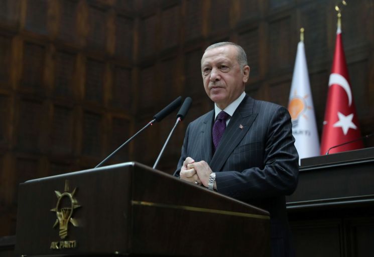 레제프 타이이프 에르도안 터키 대통령이 지난달 14일(현지시간) 앙카라에서 열린 집권 정의개발당(AKP) 모임에서 연설하고 있다. [이미지출처=연합뉴스]