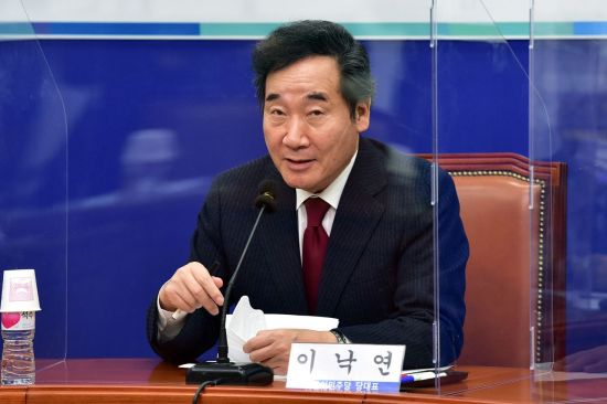 이낙연 더불어민주당 대표가 6일 서울 여의도 국회에서 열린 '더불어민주당 미국 차기 행정부의 대외정책 기조와 한반도 정책 전망 토론회'에서 인사말을 하고 있다 [이미지출처=연합뉴스]