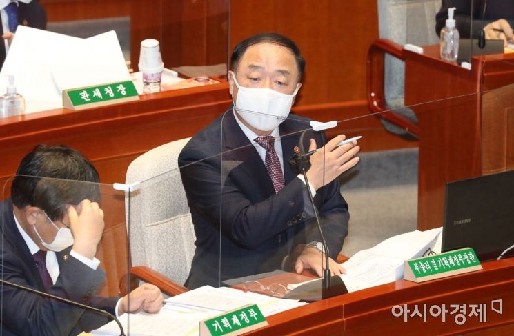 홍남기 경제부총리가 9일 국회에서 열린 예산결산특별위원회 전체회의에 출석, 의원들 질의에 답변하고 있다./윤동주 기자 doso7@