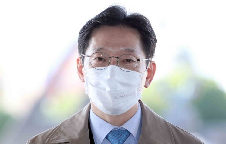 김경수 경남도지사가 9일 오전 경남도청으로 출근하며 취재진 질문에 답하고 있다.