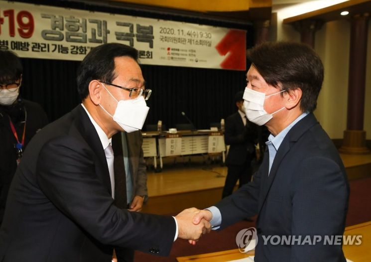주호영 국민의힘 원내대표(왼쪽)와 안철수 국민의당 대표가 지난 4일 국회 의원회관에서 열린 "코로나19 경험과 극복" 정책토론회에서 인사하고 있다./사진=연합뉴스
