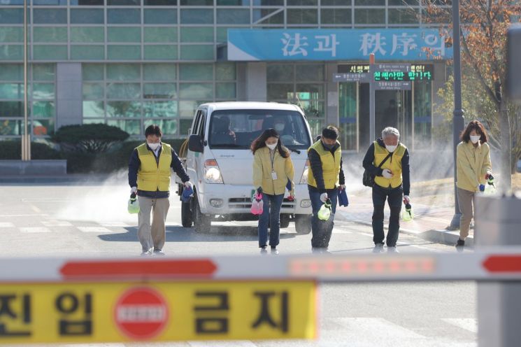 광주교도소에서 근무하는 직원이 코로나19 확진 판정을 받은 9일 오후 광주 북구 보건소와 일곡동행정복지센터 생활방역단 관계자들이 광주 교도소를 방역 소독하고 있다.<이미지:연합뉴스>