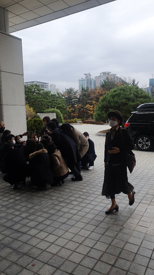 9일 오후 특수활동비 현장검증을 위해 서울 서초동 대검찰청에 도착한 김진애 열린민주당 의원(오른쪽)이 전주혜 국민의힘 의원에게 취재진이 몰린 사이 검찰 청사로 들어가고 있다./최석진 기자