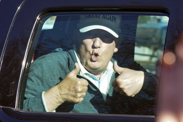 도널드 트럼프 미국 대통령이 8일(현지시간) 버지니아주 스털링에 있는 '트럼프 내셔널 골프장'에서 골프를 치고 떠나면서 지지자들을 향해 두 엄지손가락을 치켜세우고 있다. / 사진=연합뉴스
