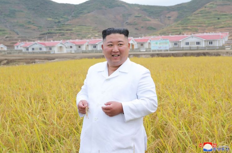 북한 김정은 국무위원장이 김화군 수해 복구 현장을 현지지도했다고 지난 10월 2일 조선중앙통신이 보도했다.