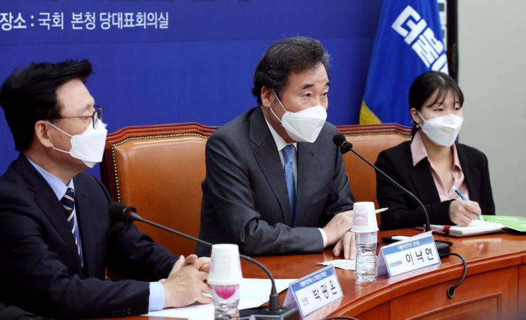 이낙연 더불어민주당 대표(가운데)가 9일 국회에서 열린 제1차 4ㆍ7재보선기획단 회의에서 발언하고 있다. / 사진=연합뉴스