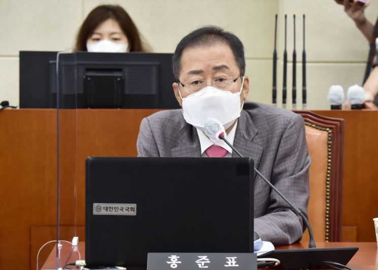홍준표 무소속 의원이 지난달 6일 국회 국방위원회 전체회의에서 발언하고 있다. [이미지출처=연합뉴스]