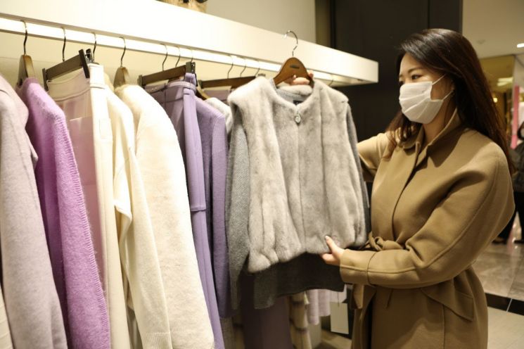 롯데백화점 본점에서 고객이 겨울 외투를 살펴보고 있다. (사진=롯데백화점 제공)