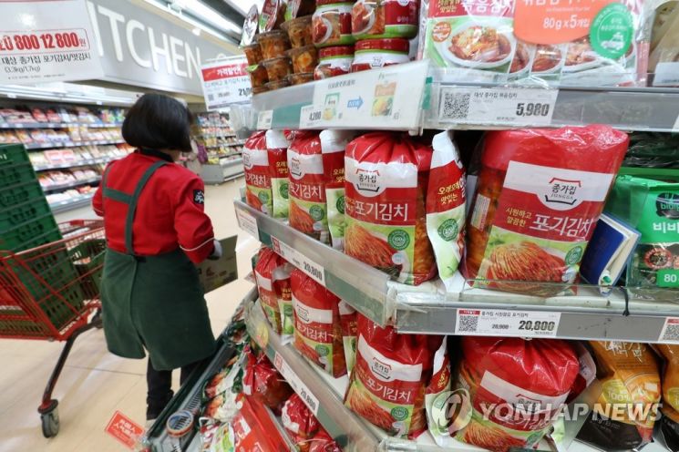 서울 시내의 한 대형 마트에서 관계자가 포장김치를 정리하고 있다. [이미지출처=연합뉴스]