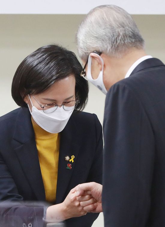 김종인 국민의힘 비대위원장과 강은미 정의당 원내대표가 10일 국회에서 열린 중대재해 방지 및 예방을 위한 정책간담회에 참석, 인사를 나누고 있다./윤동주 기자 doso7@